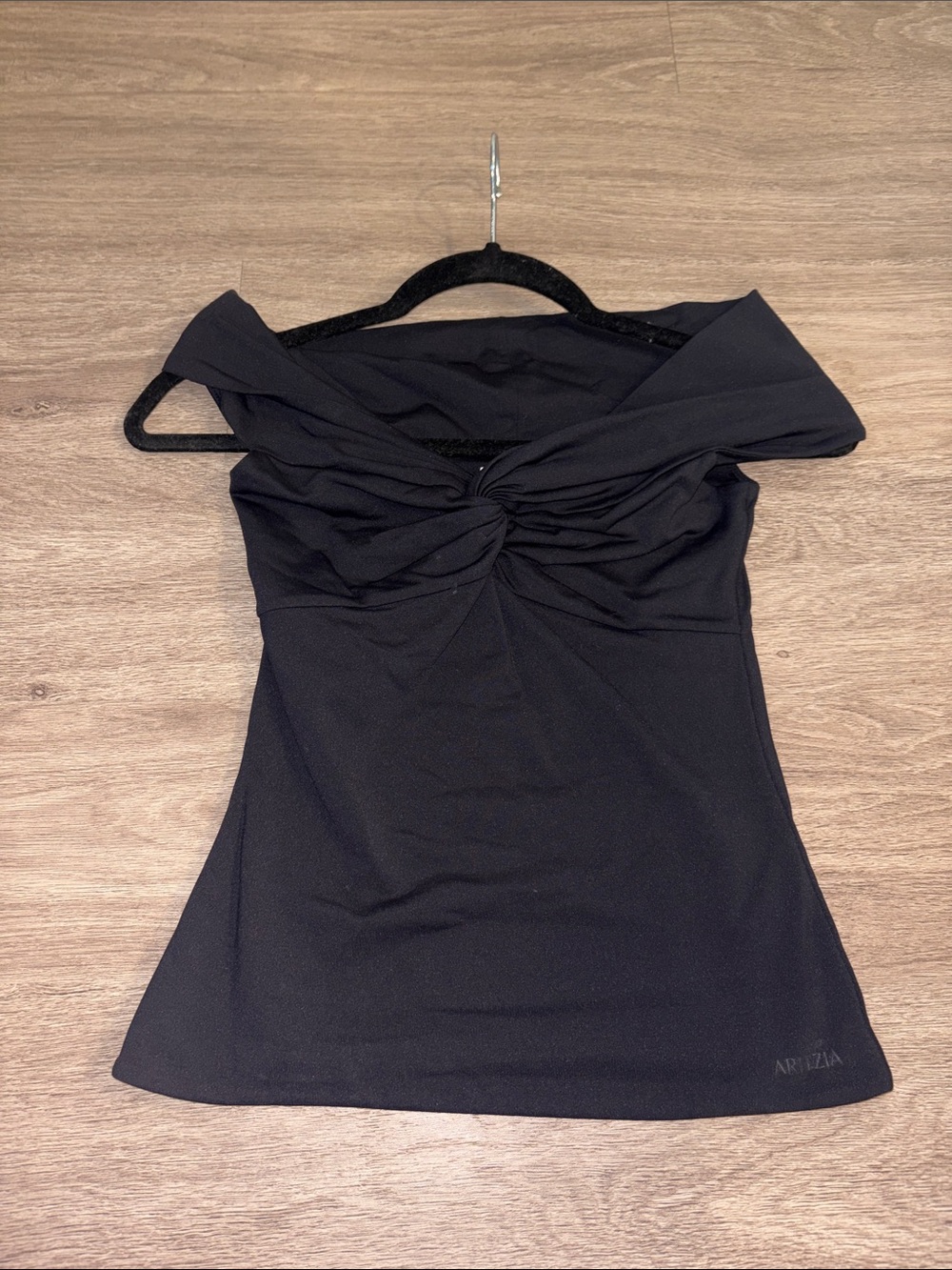 Aritzia Black off the shoulder Twist Front top contour